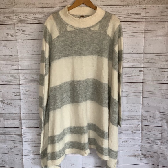FREE People oversized Sweater NWT super cute! - Picture 1 of 4